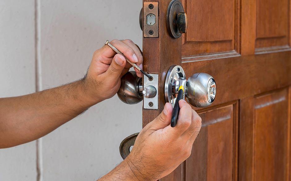 serrurier pour ouverture de porte coincée Paris 15