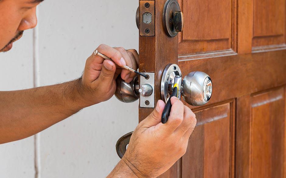 serrurier pour ouverture de porte coincée Paris 15